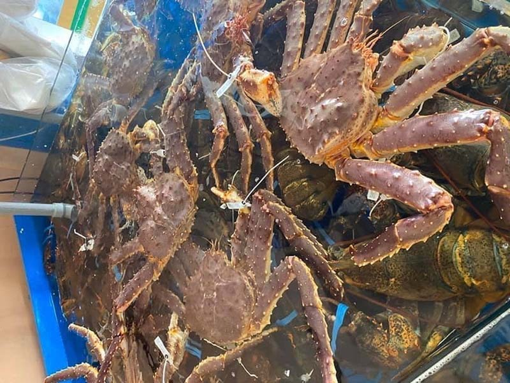 Dân Hà Nội ồ ạt mua cua Hoàng đế Alaska siêu rẻ - 1