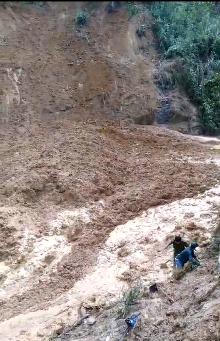 Đang tìm nạn nhân mất tích, nhiều người tháo chạy tán loạn khi núi lại sạt lở - 1