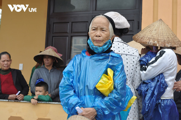 Ferroli, Rapido đồng hành VOV Live, VTC News trao 2000 suất quà cho miền Trung - 9