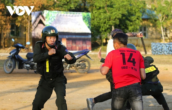 Cảnh sát cơ động bẻ cong thanh sắt quấn quanh cổ, công phá tảng đá trên bụng - 6