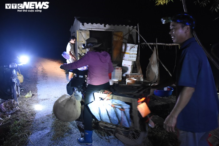 Nông dân Hải Dương chong đèn đi săn 'lộc trời', kiếm tiền triệu mỗi đêm - 8