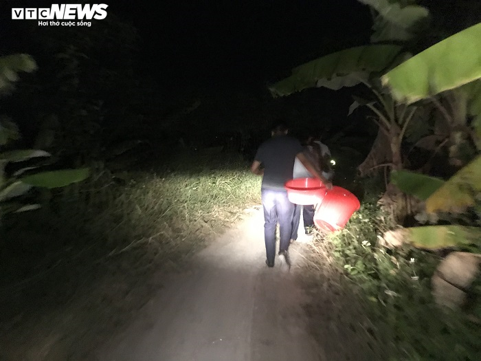 Nông dân Hải Dương chong đèn đi săn 'lộc trời', kiếm tiền triệu mỗi đêm - 1