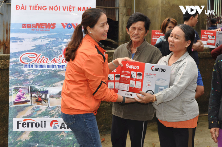 Ferroli, Rapido đồng hành VOV Live, VTC News trao 2000 suất quà cho miền Trung - 8