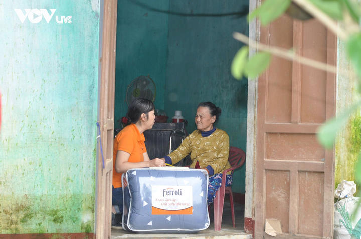 Ferroli, Rapido đồng hành VOV Live, VTC News trao 2000 suất quà cho miền Trung - 13