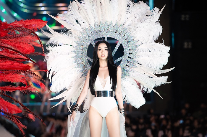 Tiểu Vy cùng thí sinh Hoa hậu Việt Nam 2020 khoe dáng gợi cảm với bikini - 4