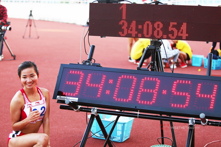 Nguyễn Thị Oanh vừa chạy vừa khóc, phá sâu kỷ lục quốc gia tồn tại 17 năm - 15