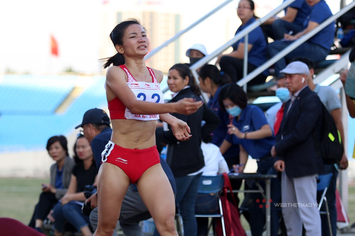 Nguyễn Thị Oanh vừa chạy vừa khóc, phá sâu kỷ lục quốc gia tồn tại 17 năm - 5