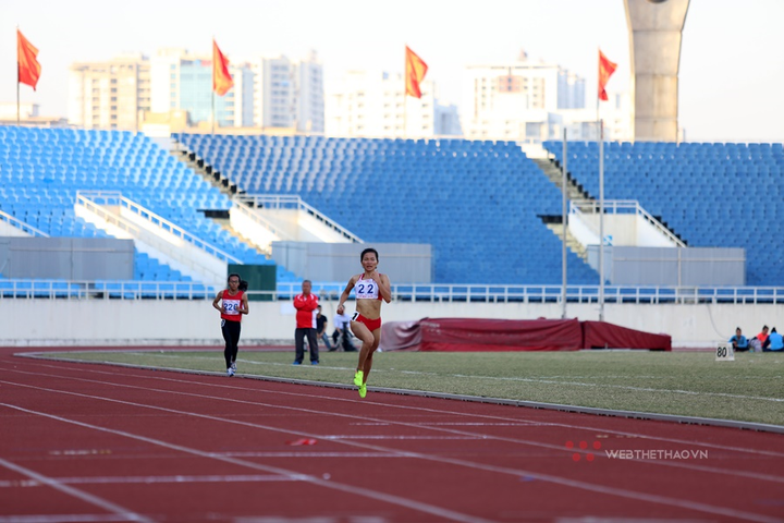 Nguyễn Thị Oanh vừa chạy vừa khóc, phá sâu kỷ lục quốc gia tồn tại 17 năm - 3