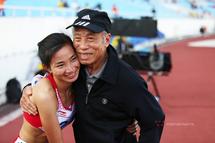 Nguyễn Thị Oanh vừa chạy vừa khóc, phá sâu kỷ lục quốc gia tồn tại 17 năm - 13