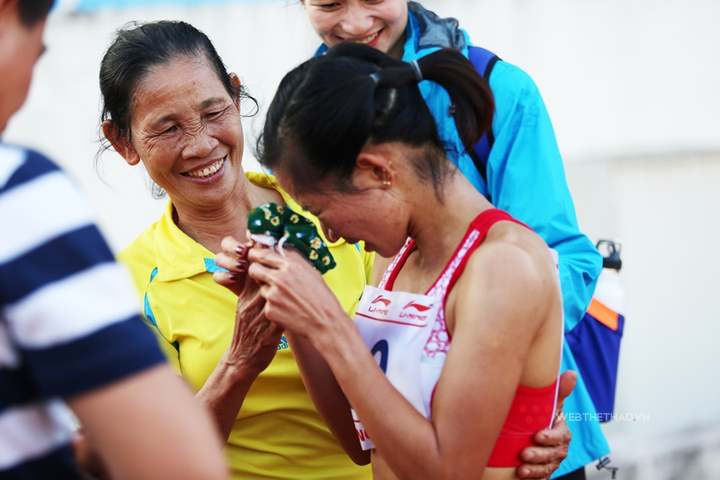 Nguyễn Thị Oanh vừa chạy vừa khóc, phá sâu kỷ lục quốc gia tồn tại 17 năm - 14