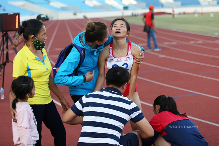 Nguyễn Thị Oanh vừa chạy vừa khóc, phá sâu kỷ lục quốc gia tồn tại 17 năm - 10