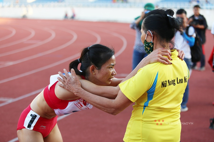 Nguyễn Thị Oanh vừa chạy vừa khóc, phá sâu kỷ lục quốc gia tồn tại 17 năm - 8