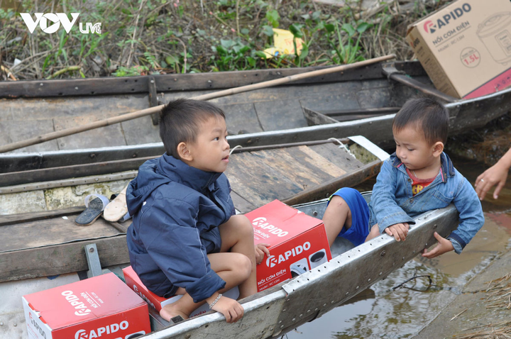 Ferroli, Rapido đồng hành VOV Live, VTC News trao 2000 suất quà cho miền Trung - 3