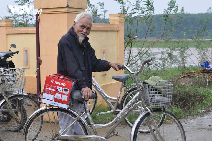 Ferroli, Rapido đồng hành VOV Live, VTC News trao 2000 suất quà cho miền Trung - 10