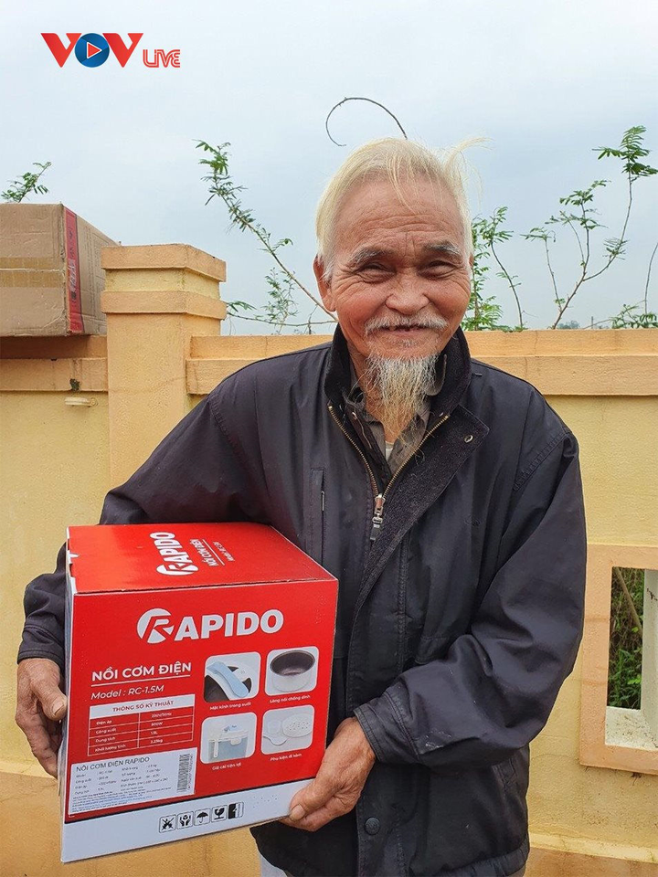 Ferroli, Rapido đồng hành VOV Live, VTC News trao 2000 suất quà cho miền Trung - 11
