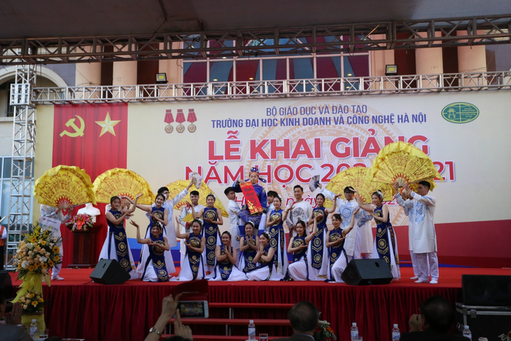 5.800 tân sinh viên tham dự Lễ khai giảng trường Đại học Kinh doanh Công nghệ - 2