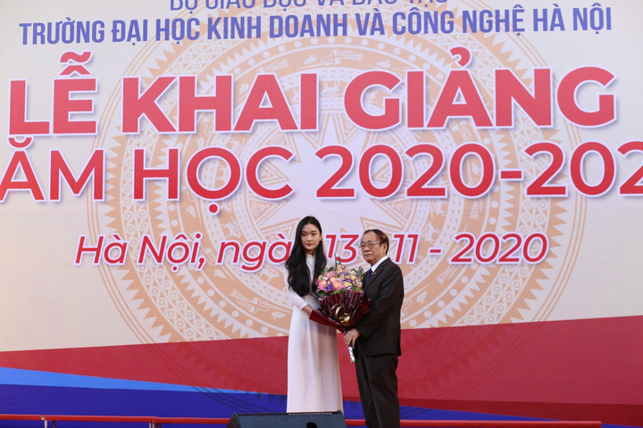 5.800 tân sinh viên tham dự Lễ khai giảng trường Đại học Kinh doanh Công nghệ - 4
