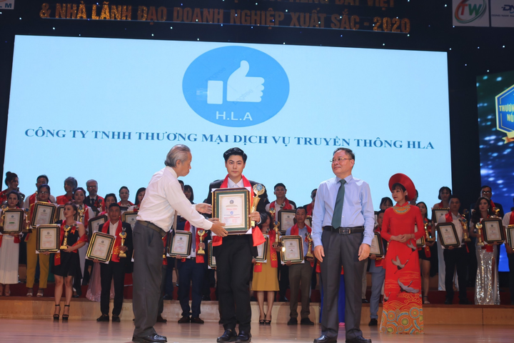 Ca sĩ Hoàng Linh Anh : Không có gì là quá muộn với đam mê - 1