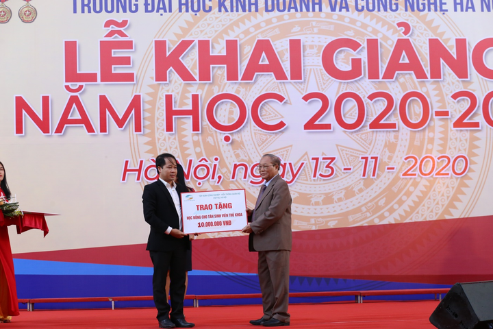 5.800 tân sinh viên tham dự Lễ khai giảng trường Đại học Kinh doanh Công nghệ - 5