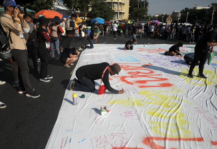 Thái Lan: Đám đông biểu tình và người ủng hộ hoàng gia đối đầu trên phố - 1