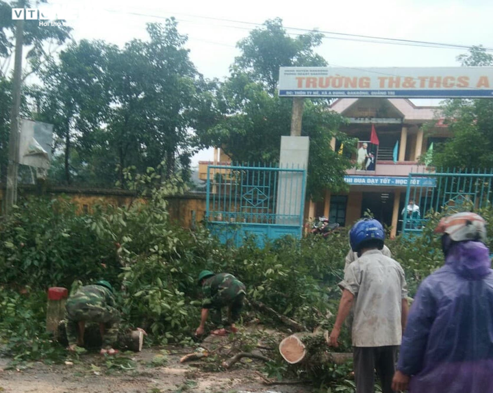 Ảnh: Quảng Trị, Huế chạy đua gia cố nhà, sơ tán dân trước giờ bão số 13 đổ bộ - 7