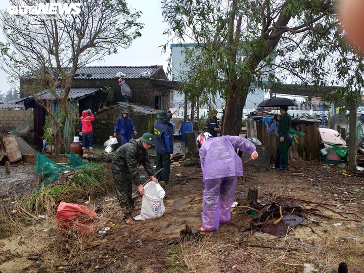 Ảnh: Quảng Trị, Huế chạy đua gia cố nhà, sơ tán dân trước giờ bão số 13 đổ bộ - 5