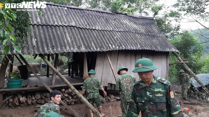 Ảnh: Quảng Trị, Huế chạy đua gia cố nhà, sơ tán dân trước giờ bão số 13 đổ bộ - 4