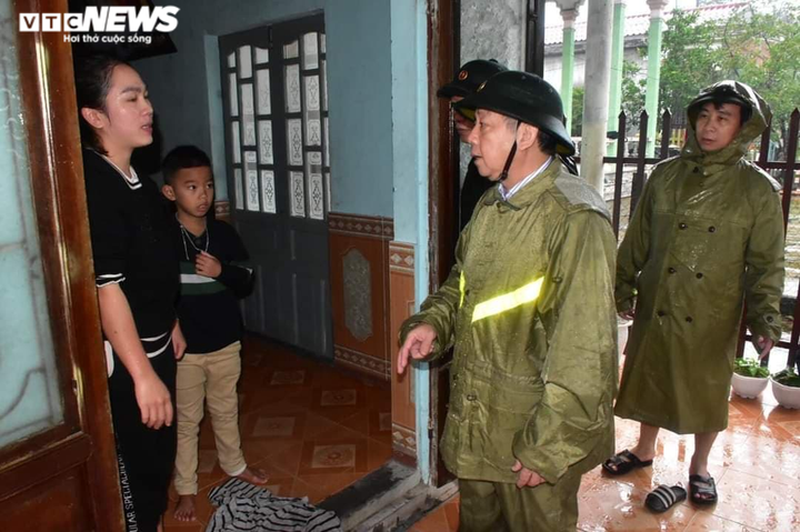 Ảnh: Quảng Trị, Huế chạy đua gia cố nhà, sơ tán dân trước giờ bão số 13 đổ bộ - 9