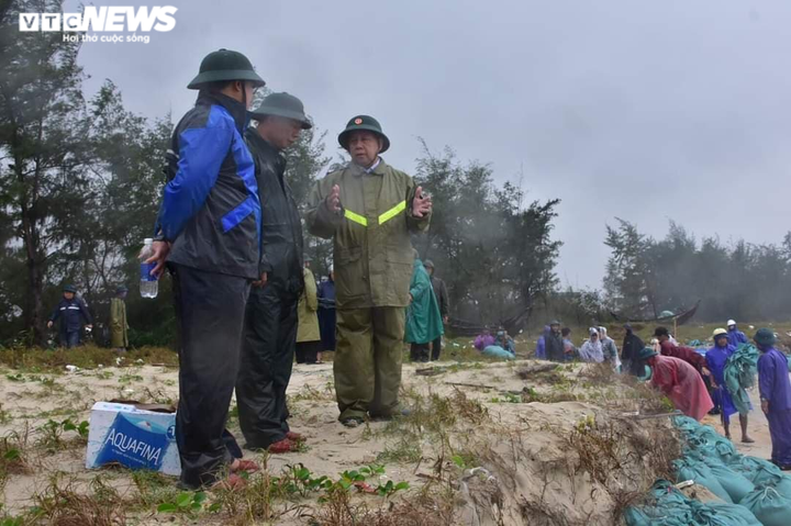 Ảnh: Quảng Trị, Huế chạy đua gia cố nhà, sơ tán dân trước giờ bão số 13 đổ bộ - 8