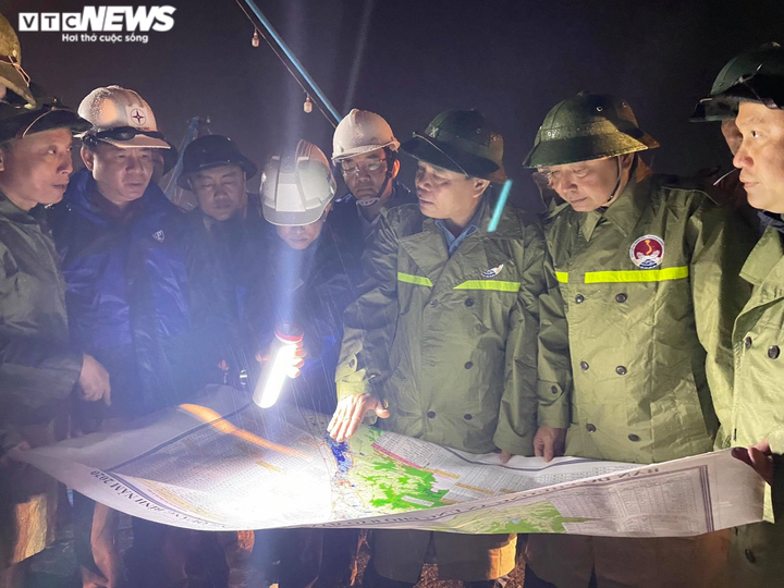 'Cuồng phong' Vamco áp sát đất liền: Quyết liệt sơ tán dân trước 21h đêm nay - 1