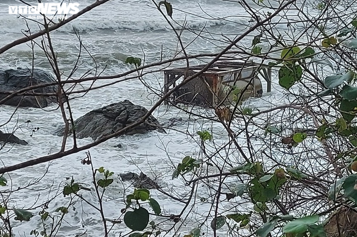 Bồn kim loại in chữ Trung Quốc trôi nổi trên vùng biển Cù Lao Chàm - 1