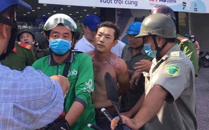 TP.HCM: Nghi phạm tự tẩm xăng vào người, liều lĩnh cướp ngân hàng TPBank - 1