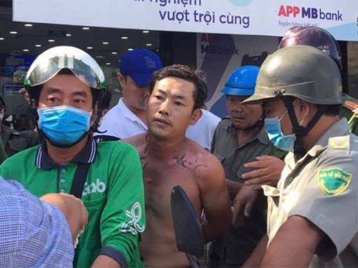 Thanh niên mang xăng đi cướp ngân hàng ở TP.HCM: TPBank thông tin chi tiết - 1