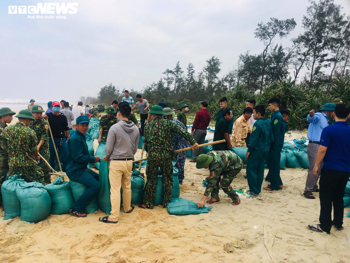 'Cuồng phong' Vamco đi nhanh hơn dự kiến, Huế đổi thời gian cấm dân ra khỏi nhà - 1