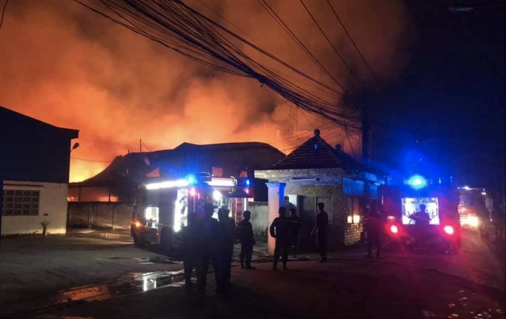 Cháy dữ dội tại công ty sản xuất đồ gỗ ở Bình Dương - 1