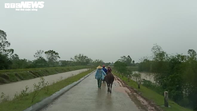 Ứng phó bão số 13: Hà Tĩnh khẩn cấp sơ tán người dân ra khỏi khu vực nguy hiểm - 1