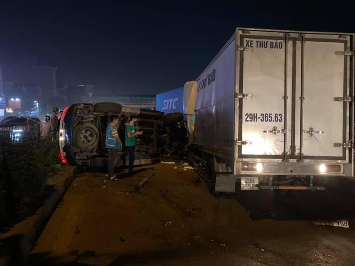 Ô tô lao sang tông xe tải bên kia đường: Yêu cầu đánh giá lại dải phân cách QL5A - 1