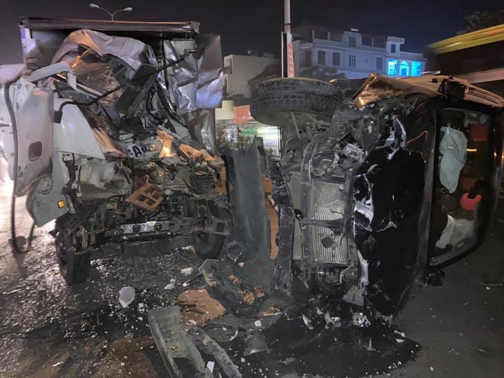 Ô tô lao sang tông xe tải bên kia đường: Yêu cầu đánh giá lại dải phân cách QL5A - 2