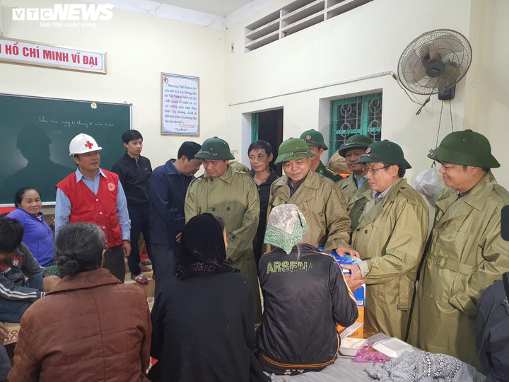 'Cuồng phong' Vamco áp sát đất liền: Quyết liệt sơ tán dân trước 21h đêm nay - 2