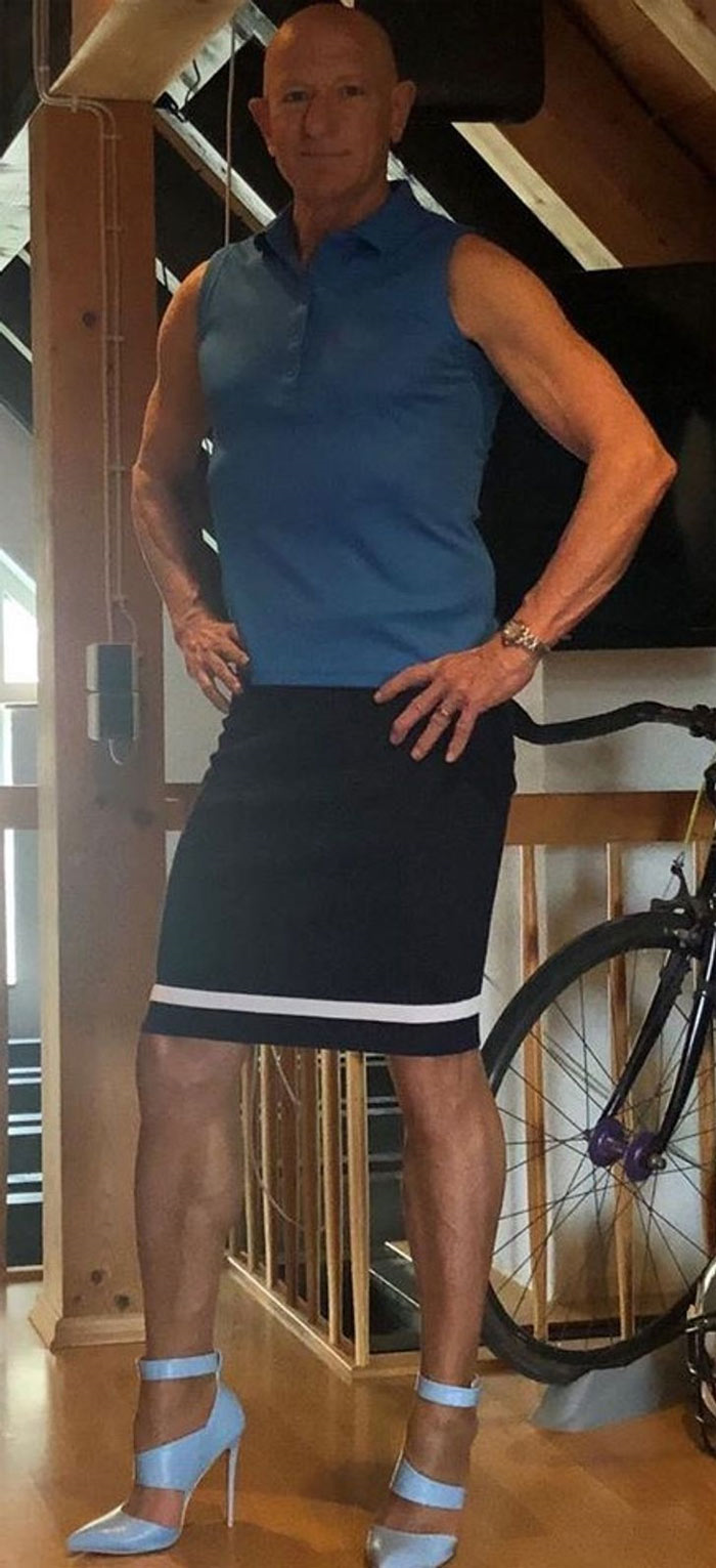 Ông bố 3 con khiến mọi người ngỡ ngàng khi đột ngột có ý thích mặc váy đi làm - 8