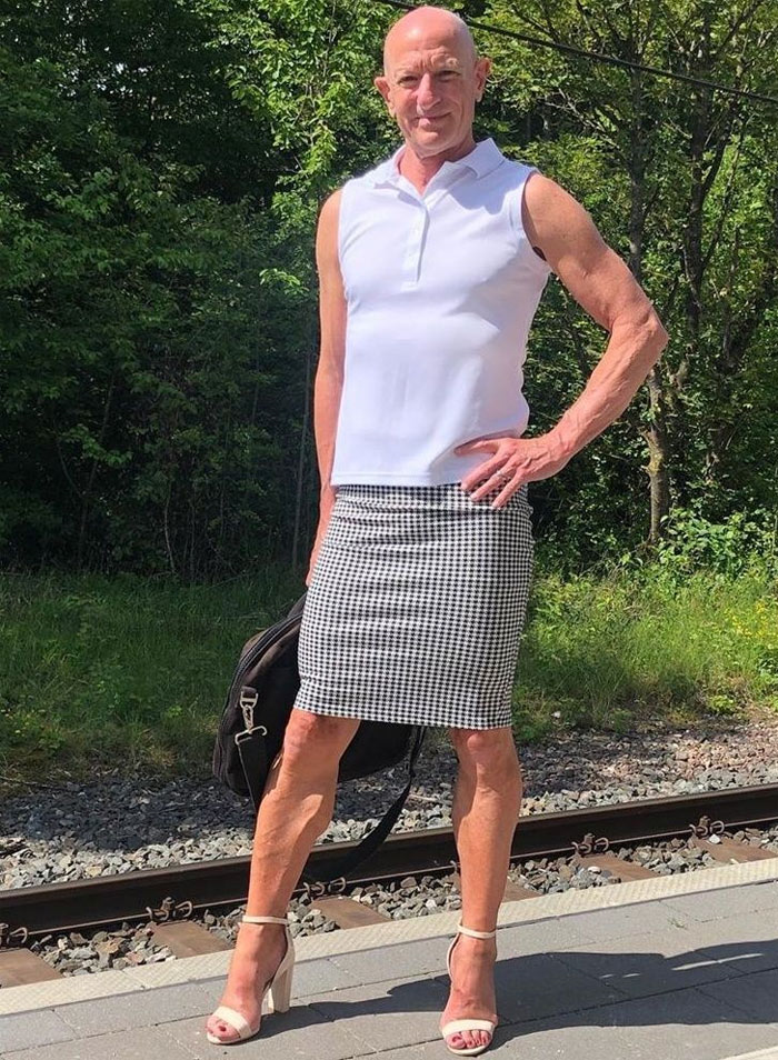 Ông bố 3 con khiến mọi người ngỡ ngàng khi đột ngột có ý thích mặc váy đi làm - 14