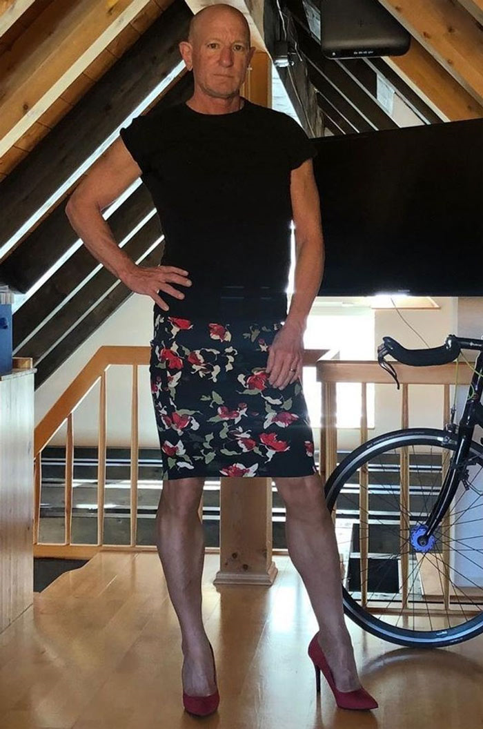 Ông bố 3 con khiến mọi người ngỡ ngàng khi đột ngột có ý thích mặc váy đi làm - 13