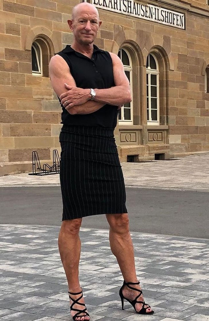 Ông bố 3 con khiến mọi người ngỡ ngàng khi đột ngột có ý thích mặc váy đi làm - 10