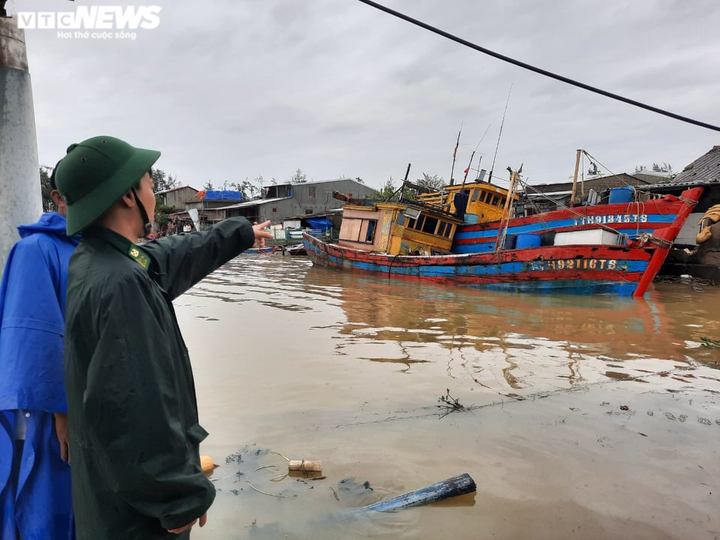 Bão 13 đổ bộ: Tàu cá bị sóng đánh chìm, gió quật đổ cây cổ thụ ở Huế - 7
