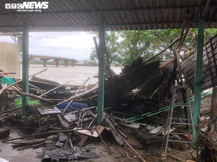 Bão 13 đổ bộ: Tàu cá bị sóng đánh chìm, gió quật đổ cây cổ thụ ở Huế - 9