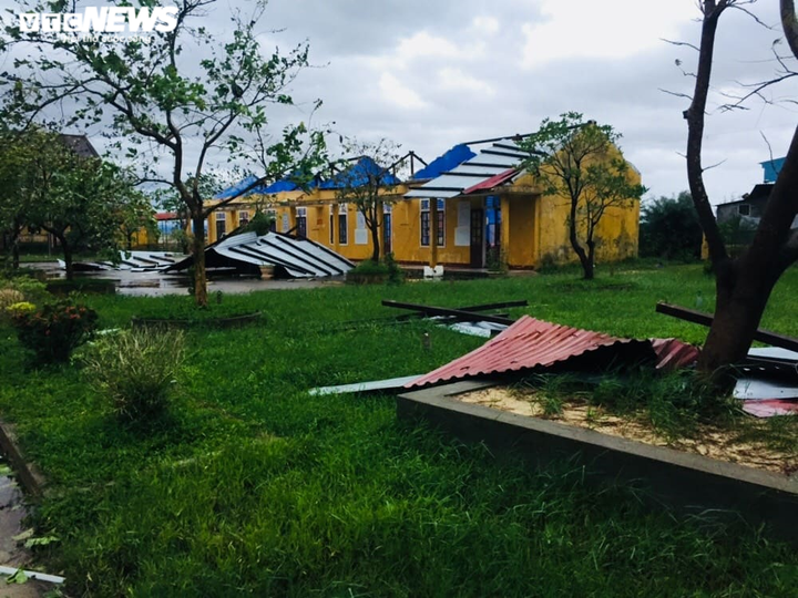 Bão 13 đổ bộ: Tàu cá bị sóng đánh chìm, gió quật đổ cây cổ thụ ở Huế - 8