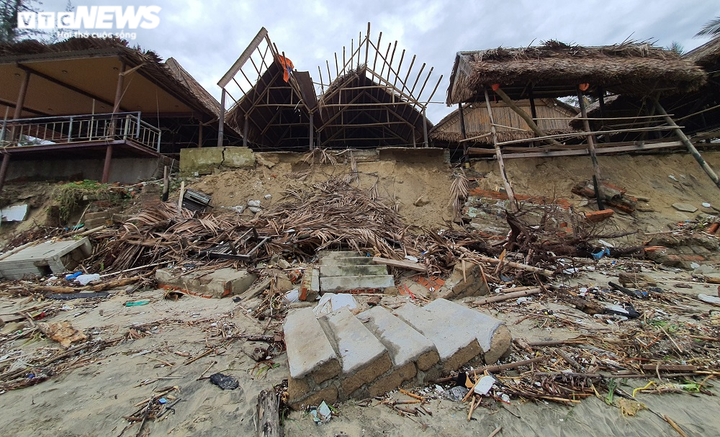 Ảnh: Sóng đánh tan hoang bờ biển Hội An, nhiều nhà dân, nhà hàng đổ sập - 10