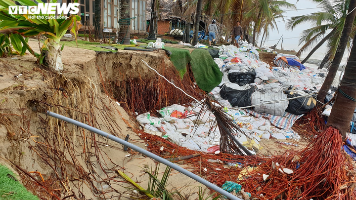 Ảnh: Sóng đánh tan hoang bờ biển Hội An, nhiều nhà dân, nhà hàng đổ sập - 5