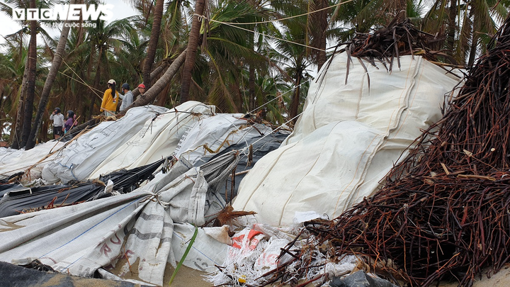 Ảnh: Sóng đánh tan hoang bờ biển Hội An, nhiều nhà dân, nhà hàng đổ sập - 11