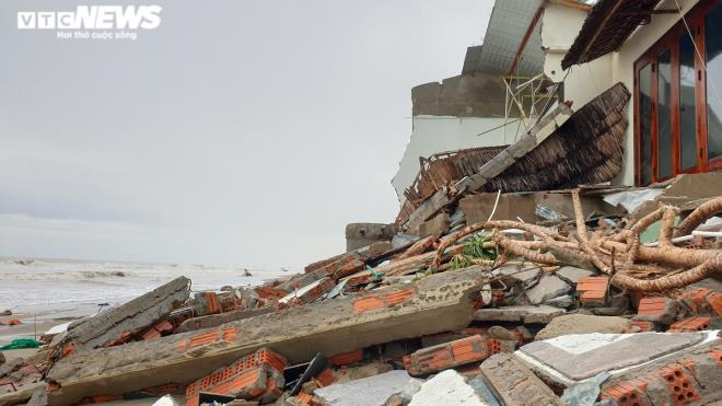 Ảnh: Sóng đánh tan hoang bờ biển Hội An, nhiều nhà dân, nhà hàng đổ sập - 7
